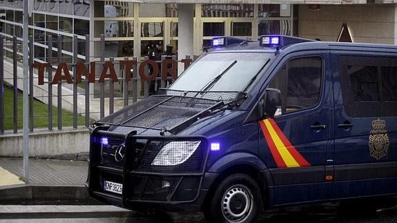 Un furgón del Cuerpo Nacional de Policía a la entrada del Tanatorio Albia de La Coruña. 