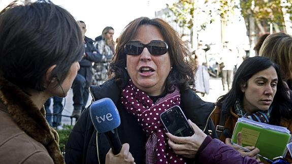 La madre de uno de los jóvenes del Riazor Blus detenidos. 