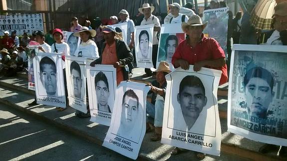 Padres de familia de los 43 jóvenes desaparecidos en Iguala. 