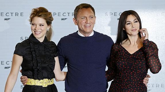 Lea Seydoux, Daniel Craig y Monica Bellucci. 