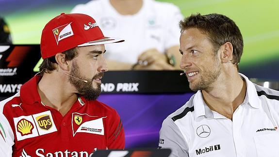 Fernando Alonso (izq) y Jenson Button. 