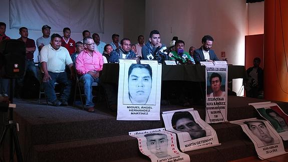 Representantes de los padres de los 43 estudiantes desaparecidos. 
