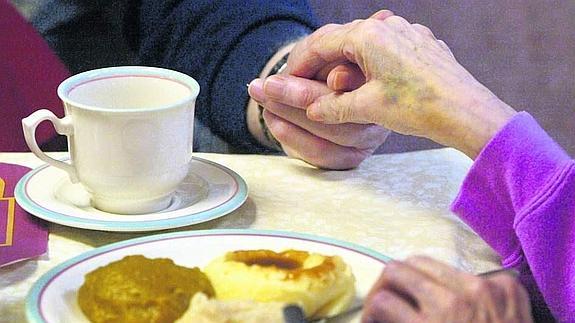 Se deben preparar los alimentos adaptados a las condiciones de masticación del mayor.