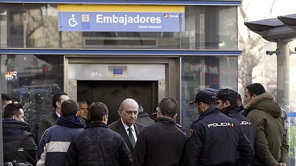 El ministro del Interior visita la estación de metro de Embajadores. 