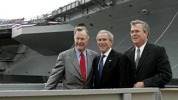 Jeb Bush, junto a su padre y su hermano, ambos expresidentes de EE UU. 