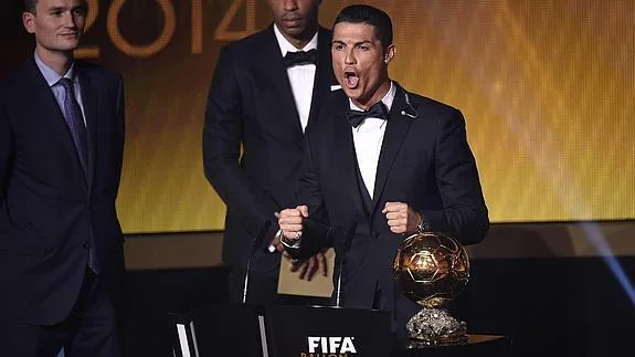 Cristiano Ronaldo grita tras conseguir el Balón de Oro. 