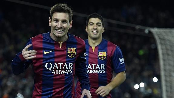 Messi (i) celebra su gol contra el Atlético. 