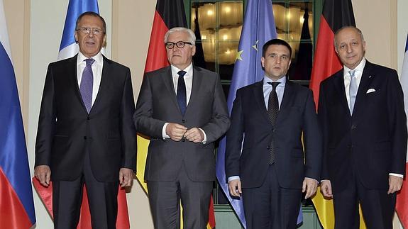 El ministro alemán de Exteriores, Frank-Walter Steinmeier (2i) junto a sus homólogos, el ruso, Sergei Lavrov (i), el ucraniano, Pavló Klimkin (2d) y el francés, Laurent Fabius (d). 