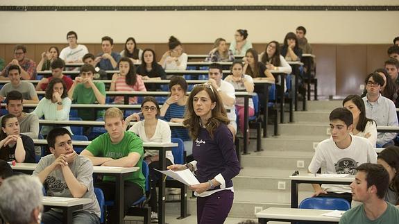 Estudiantes haciendo un examen. 