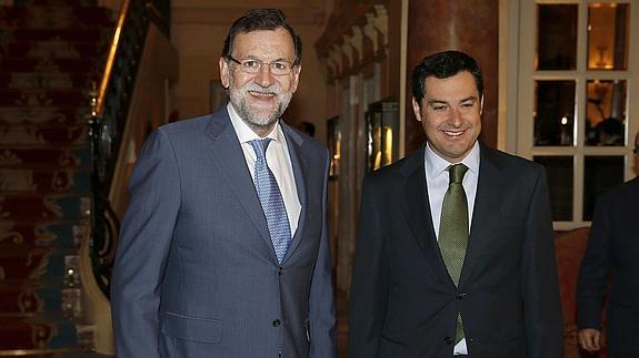 Mariano Rajoy, junto a Juanma Moreno. 