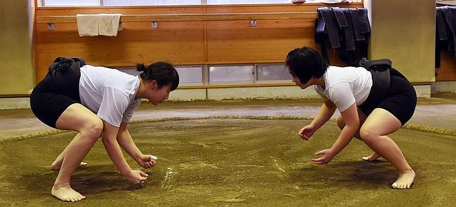 Dos luchadoras de sumo entrenan en la Universidad de Tokio.