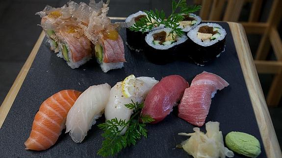 Piezas de 'makizushi' y 'nigirizushi' en un restaurante de San Sebastián.