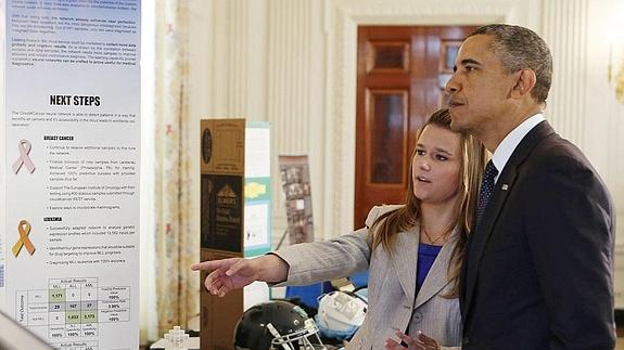 La ganadora del certamen en 2013 muestra su proyecto a Barack Obama. 