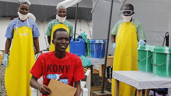 Un superviviente del virus del ébola tras ser dado de alta por el equipo sanitario de "Médicos Sin Fronteras", en Monrovia (Liberia). 