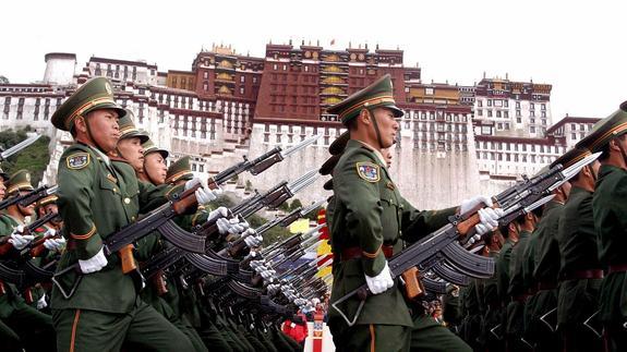 Soldados chinos durante un desfile militar. 