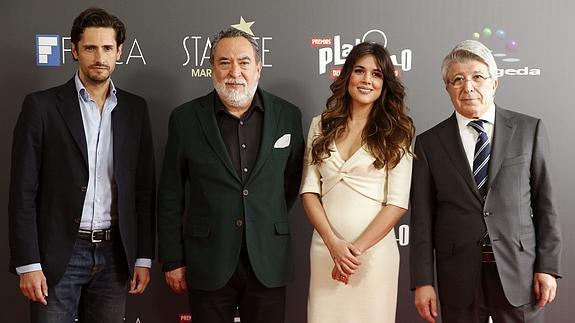 Los presidentes de EGEDA y de FIPCA, Enrique Cerezo (d) y Adrián Solar (2i), acompañados de los actores Juan Diego Botto y Adriana Ugarte, durante la presentación de los Premios Platino.
