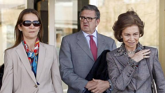 Carlos García Revenga, junto a la infanta Elena y la reina Sofía. 