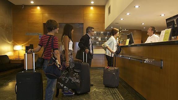 Varios turistas llegan a un hotel.