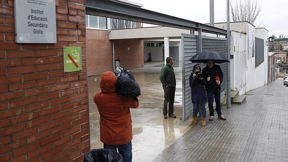 Unos padres esperan noticias a las puertas del Instituto Giola de Llinars del Vallès.