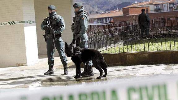 Agentes de la Guardia Civil durante el registro de la casa del detenido en San Sebastián.