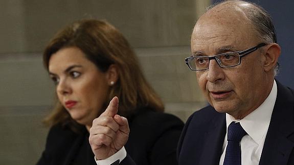 El ministro de Hacienda, Cristóbal Montoro, junto a la vicepresidenta, tras el Consejo de Ministros