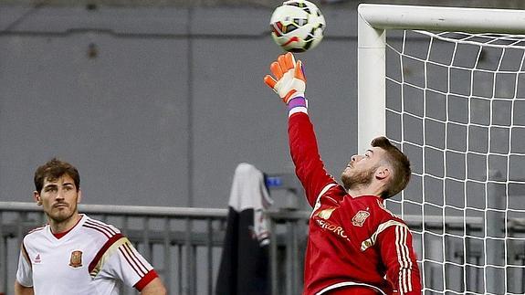 Casillas (i) observa a De Gea en un entrenamiento. 