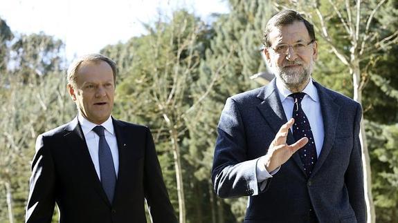 Mariano Rajoy, junto a Tusk.  
