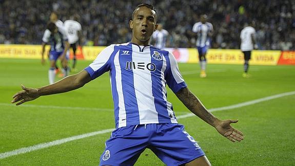 Danilo celebra un gol con el Oporto.