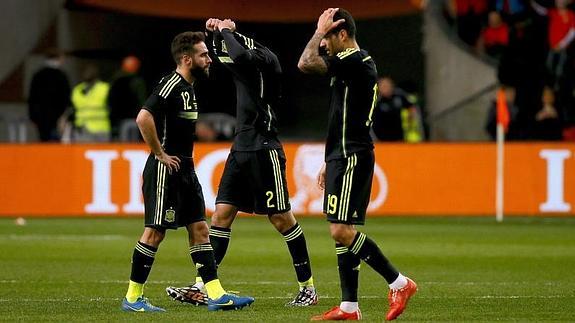 Varios jugadores españoles se lamentan al acabar el partido ante Holanda. 