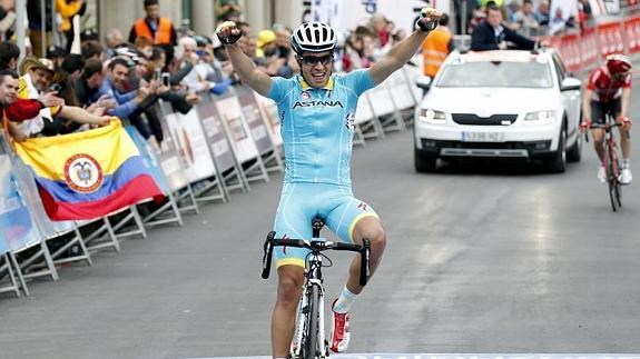 Mikel Landa celebra la victoria llegando a la meta. 