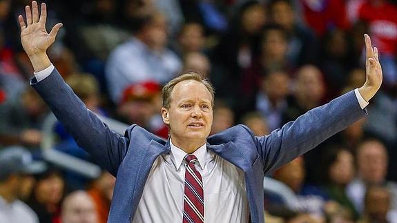 Mike Budenholzer en un partido de los Hawks. 