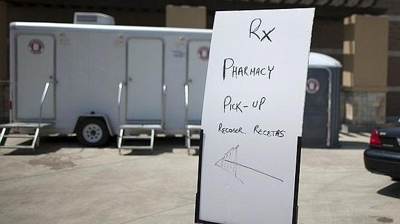 Cartel hacia una farmacia en Los Angeles. 
