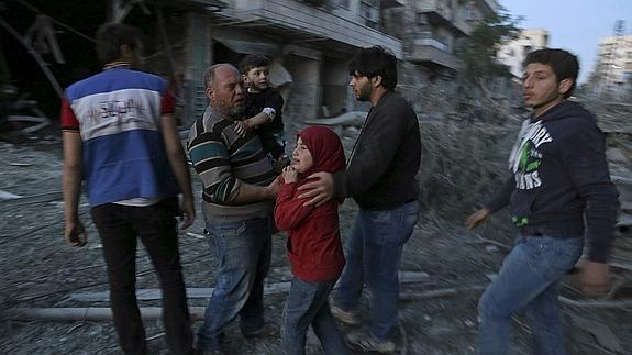 Una familia siria tras el ataque de la coalición. 