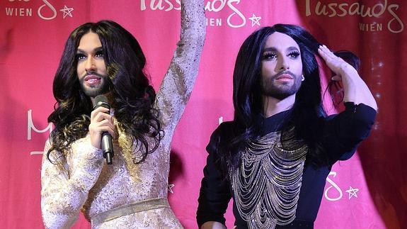 Conchita Wurst posa junto a su réplica de cera.