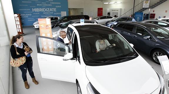 Venta de coches en un concesionario.