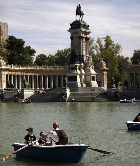 Turistas en el madrileño Parque del Retiro. 