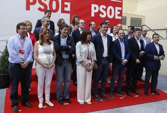 Sánchez posa en la foto de familia junto a los 'barones' territoriales y miembros de la ejecutiva Federal. 