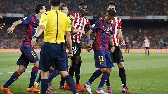 Los jugadores del Athletic increpan a Neymar. 