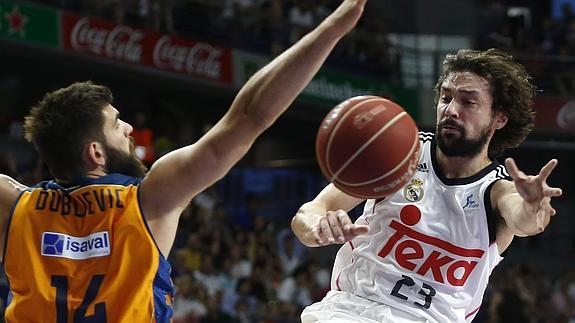 El pívot del Valencia Basket, Bojan Dubljevic (i), ante Sergio Llull (d), el héroe del partido.