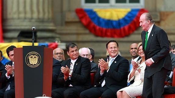 Don Juan Carlos, durante la toma de posesión de Juan Manuel Santos, presidente colombiano.