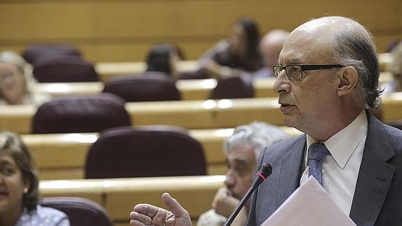 El ministro de Hacienda, Cristóbal Montoro, hoy en el Senado.