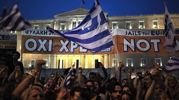 Manifestantes por el NO se reúnen en la plaza Syntagma de Atenas.