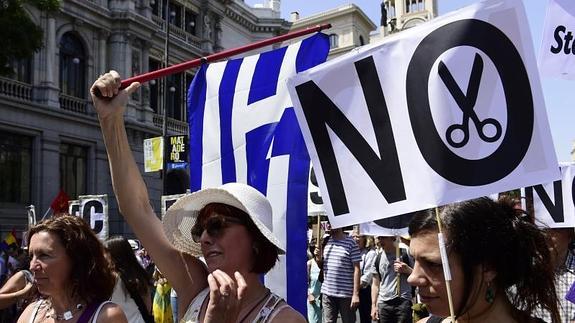 Manifestantes en apoyo a Grecia en Madrid. 