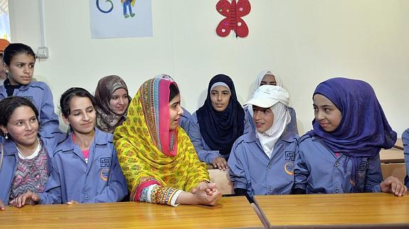 La premio Nobel de la Paz Malala Yousafzai dialoga con varias niñas refugiadas sirias.