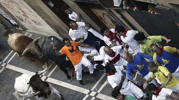 Varios mozos corren delante de los toros salmantinos de Domingo Hernández. 