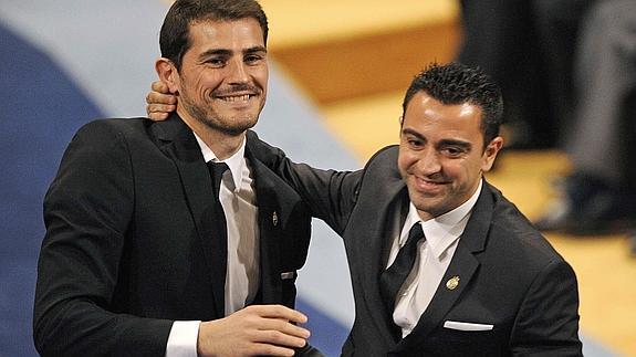Iker Casillas y Xavi Hernández. 