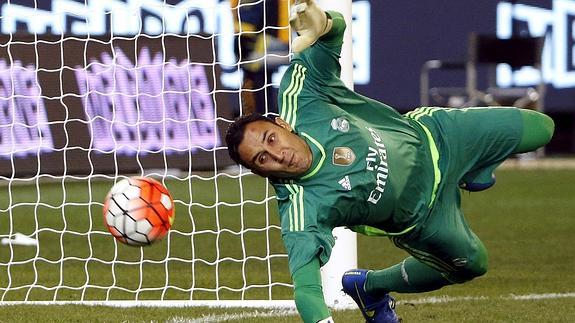 Keylor Navas se lanza para detener un penalti. 