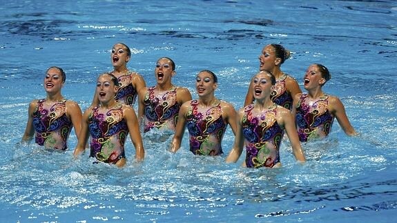 Ejercicio del equipo español de natación sincronizada. 