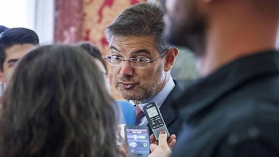 El ministro de Justicia, Rafael Catalá, en declaraciones ante la prensa.