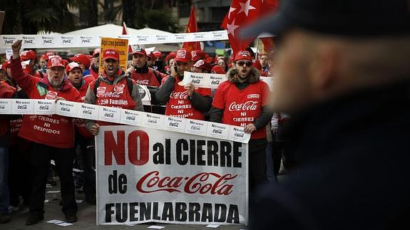 Concentración de trabajadores de la planta de Coca Cola en Fuenlabrada.